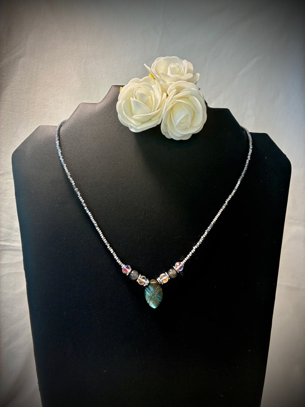 Collier Labradorite Sculptée & Cristal Aurora