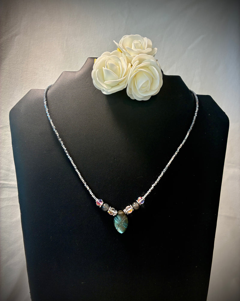 Collier Labradorite Sculptée & Cristal Aurora