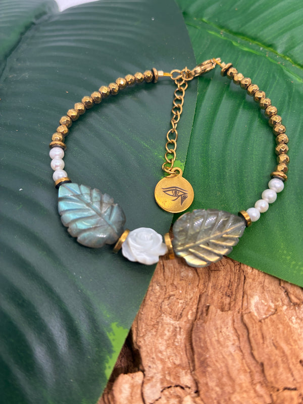 Bracelet Labradorite Feuilles Sculptées · Nacre Rose & Hématite Dorée
