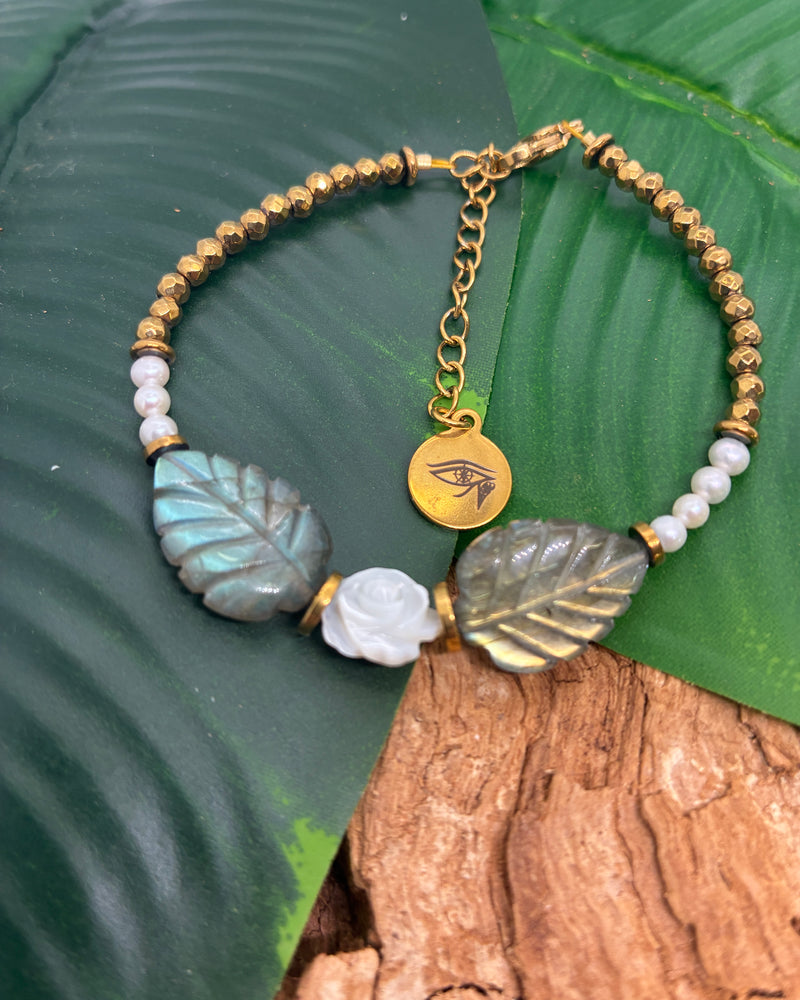 Bracelet Labradorite Feuilles Sculptées · Nacre Rose & Hématite Dorée