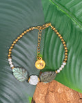 Bracelet Labradorite Feuilles Sculptées · Nacre Rose & Hématite Dorée